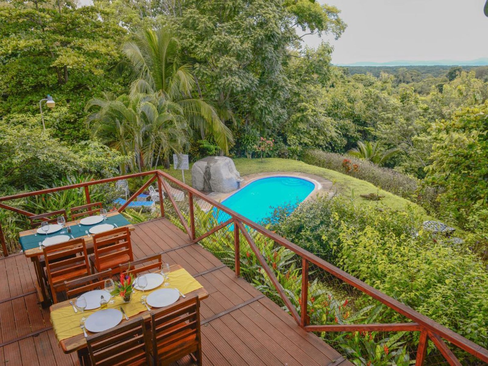 Rondreis Costa Rica, Tarcoles, Hotel Cerro Lodge, terras met uitzicht op zwembad