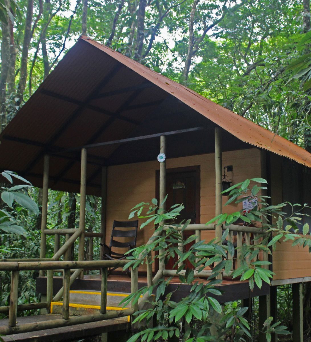Rondreis Costa Rica, Tortuguero, Evergreen Lodge, buitenaanzicht lodge