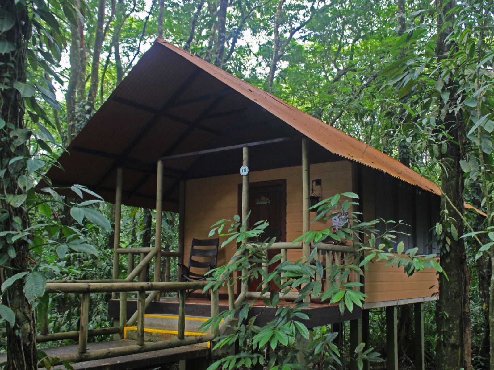Rondreis Costa Rica, Tortuguero, Evergreen Lodge, buitenaanzicht lodge