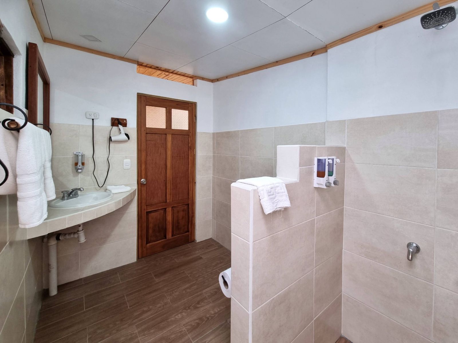 Rondreis Costa Rica, Turrialba, Guayabo Lodge , badkamer