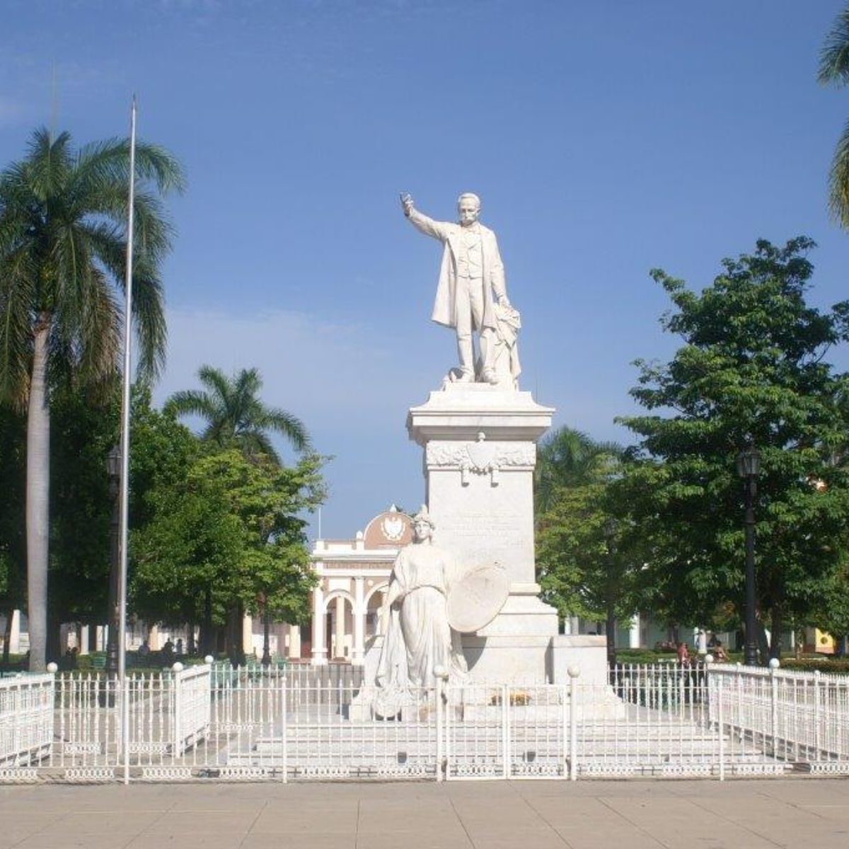 Rondreis Cuba, Cienfuegos, standbeeld José Martí