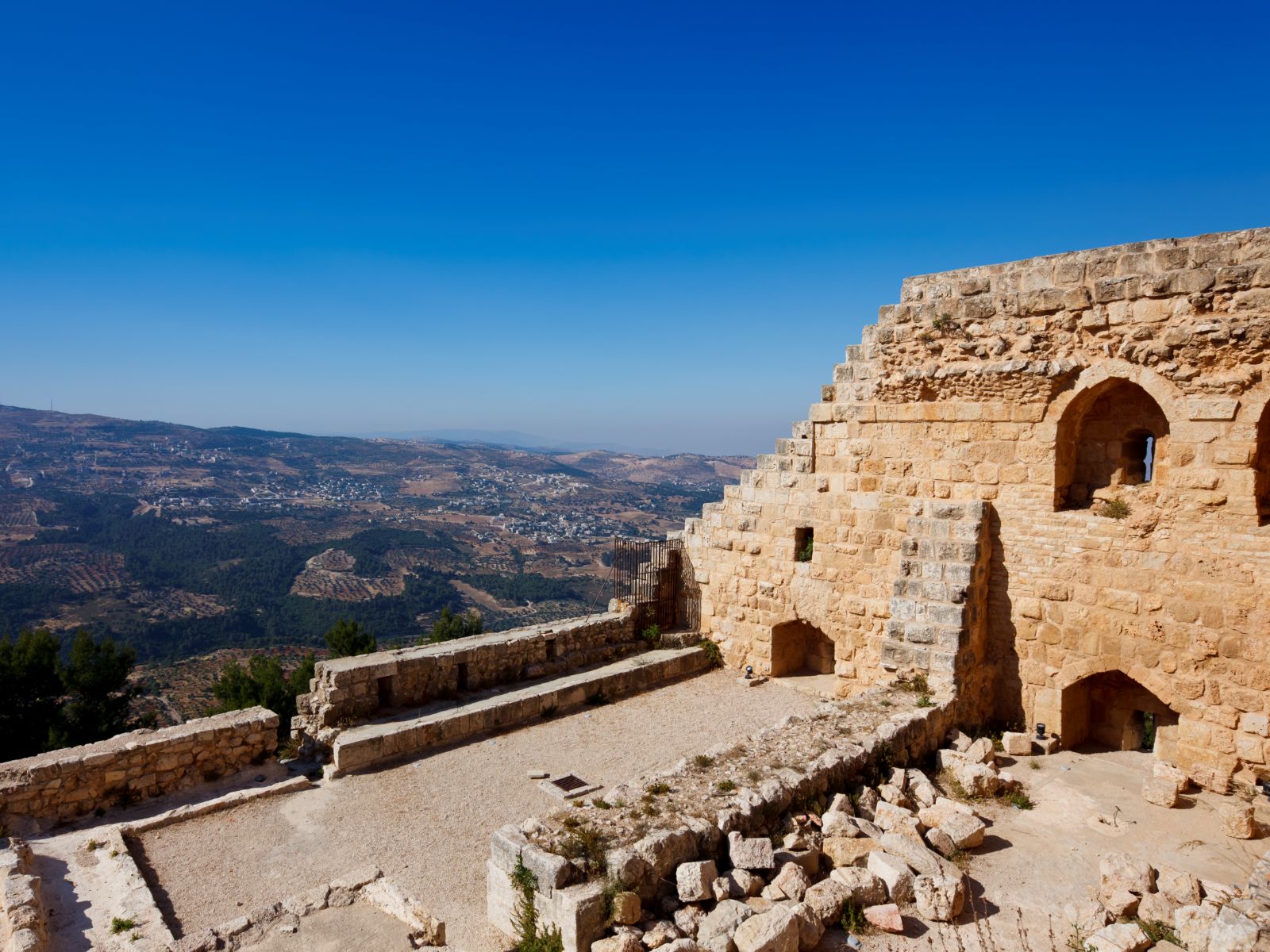 Rondreis Jordanië, Ajloun, ruinë met uitzicht van de omgeving