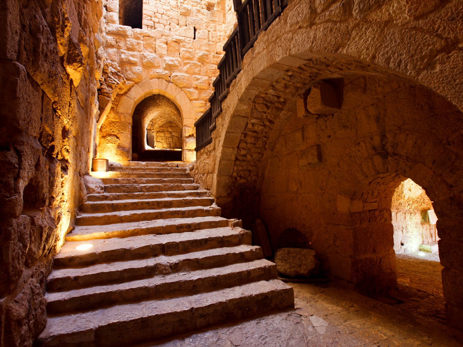 Rondreis Jordanië, Ajloun, trap in een oude gebouw