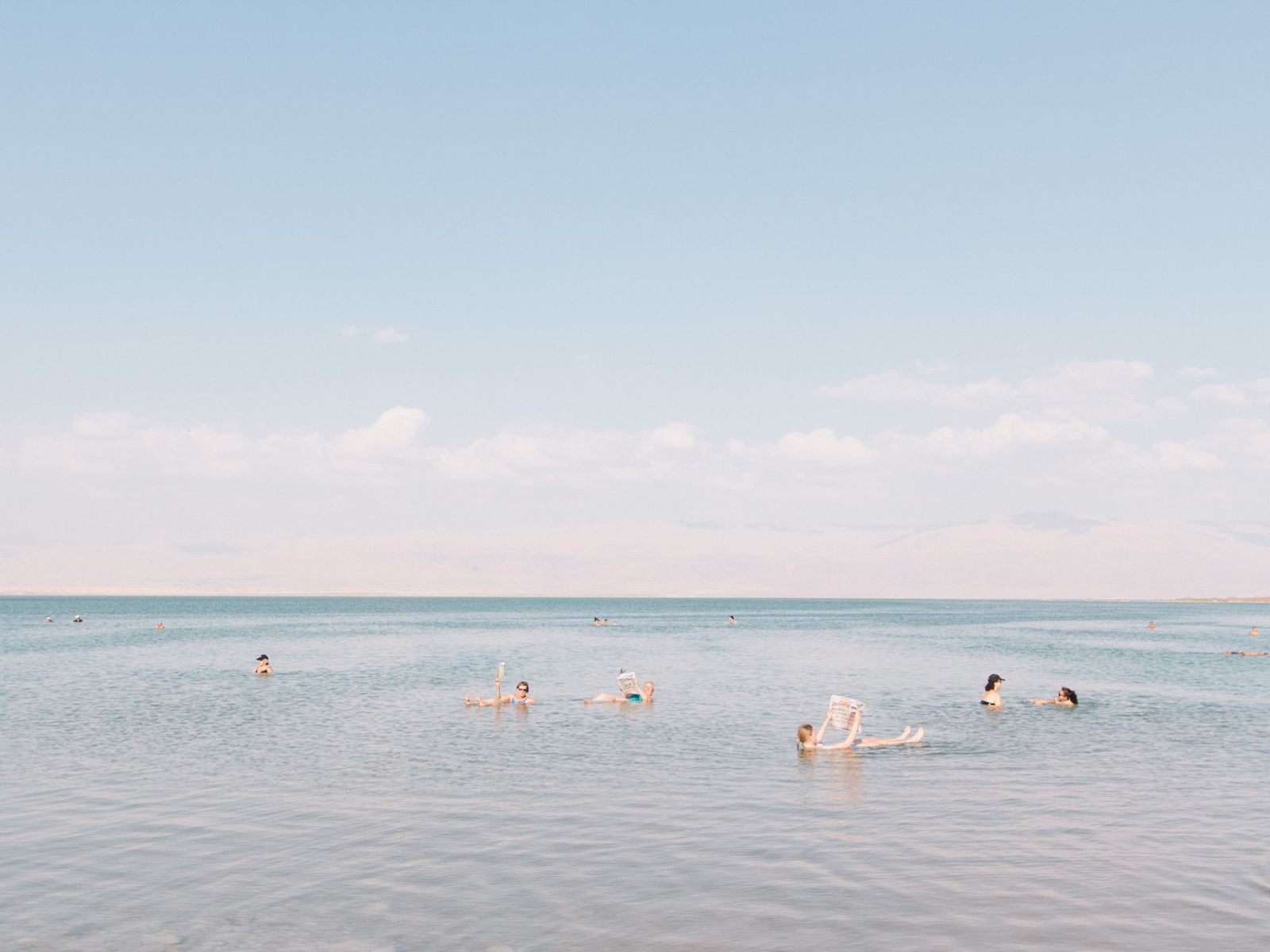 Rondreis Jordanië, Dead Sea, zee met drijvende mensen