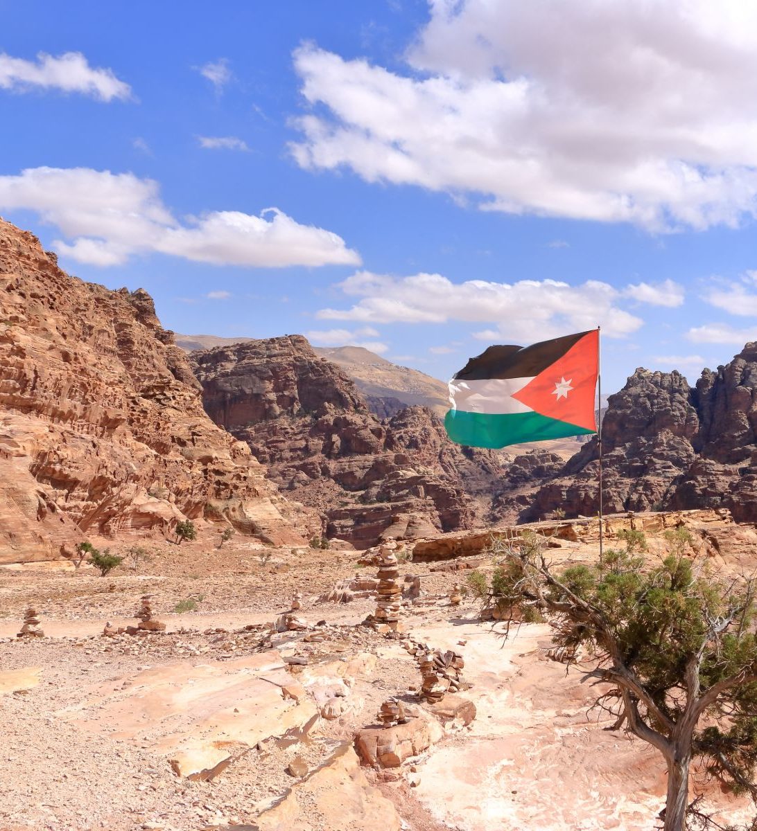 Rondreis Jordanië, Jordan Trail (hiking trail), Wadi Musa met vlag Jordanië