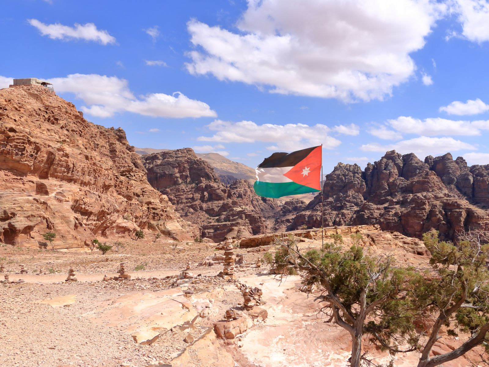 Rondreis Jordanië, Jordan Trail (hiking trail), Wadi Musa met vlag Jordanië