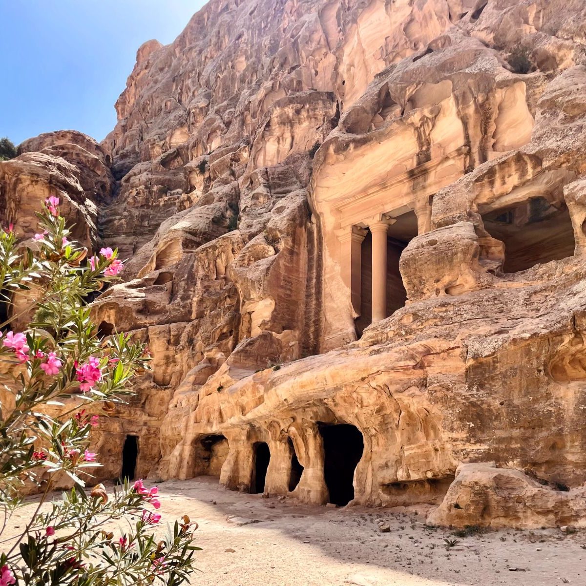 Rondreis Jordanië, Little Petra, tempel met bloemen