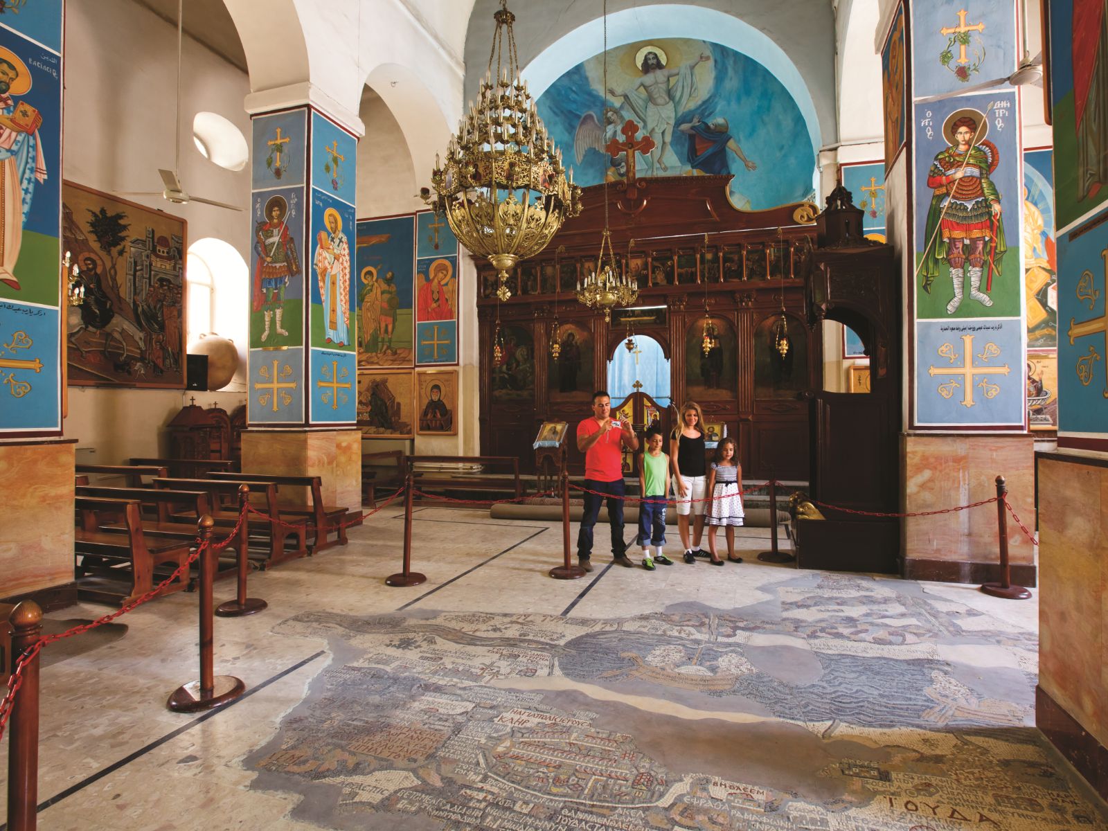 Rondreis Jordanië, Madaba, binnenkant gebouw