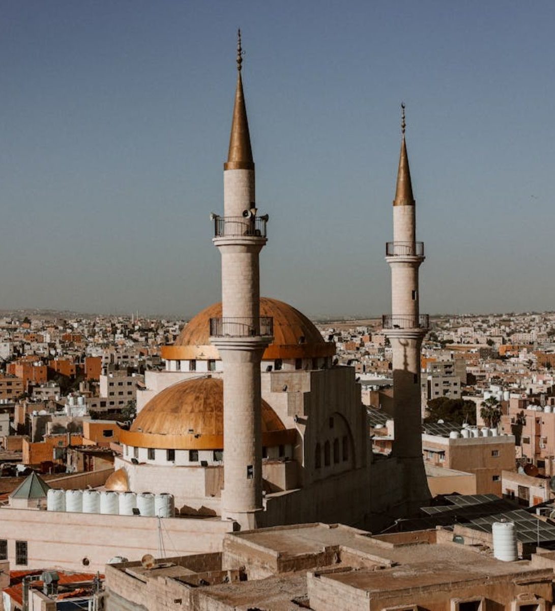 Rondreis Jordanië, Madaba, moskee met uitzicht op de stad
