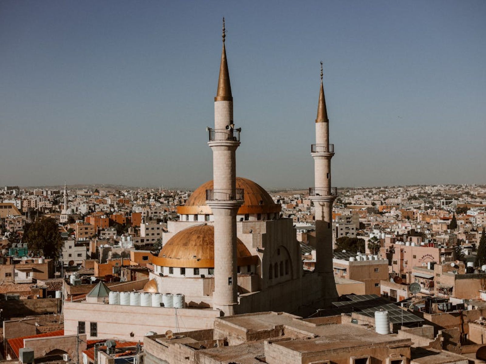 Rondreis Jordanië, Madaba, moskee met uitzicht op de stad