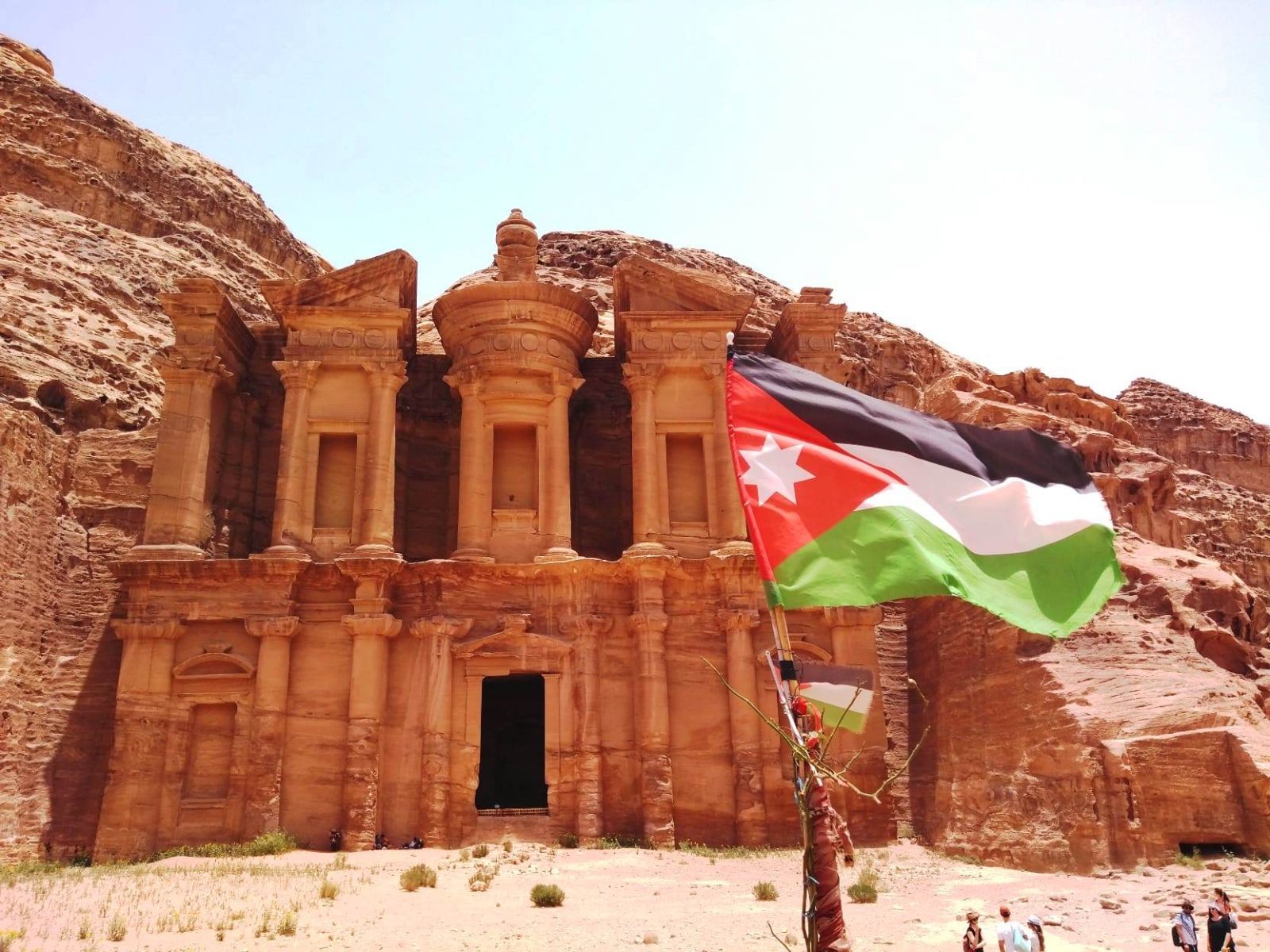 Rondreis Jordanië, Petra, Rots tempel met vlag