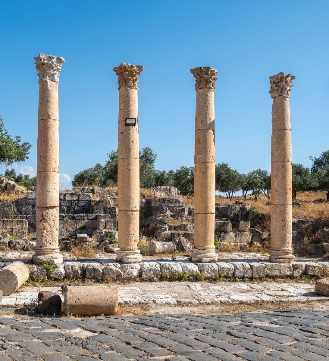 Rondreis Jordanië, Umm Qais, ruïnes met pilaren