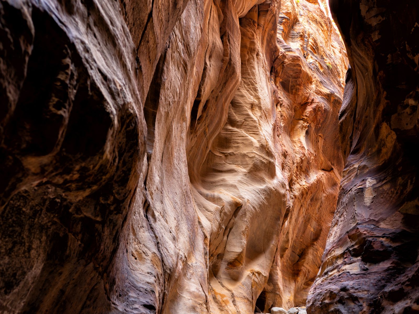 Rondreis Jordanië, Wadi Ghuweir, steile rotsen