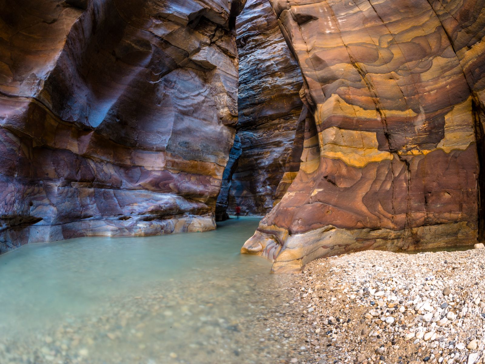 Rondreis Jordanië, Wadi Mujib met steile rotswanden