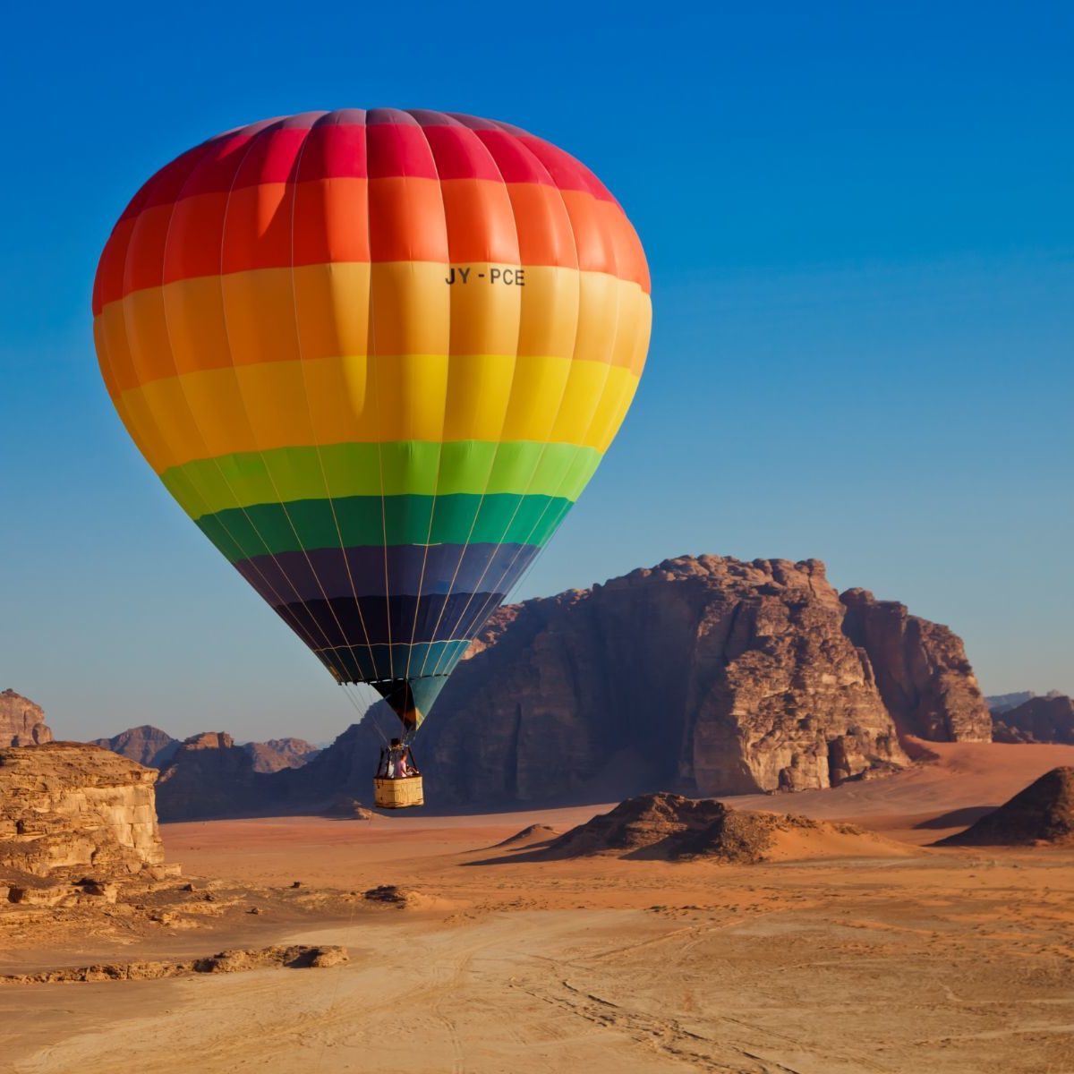 Rondreis Jordanië, Wadi Rum, rots met luchtballon