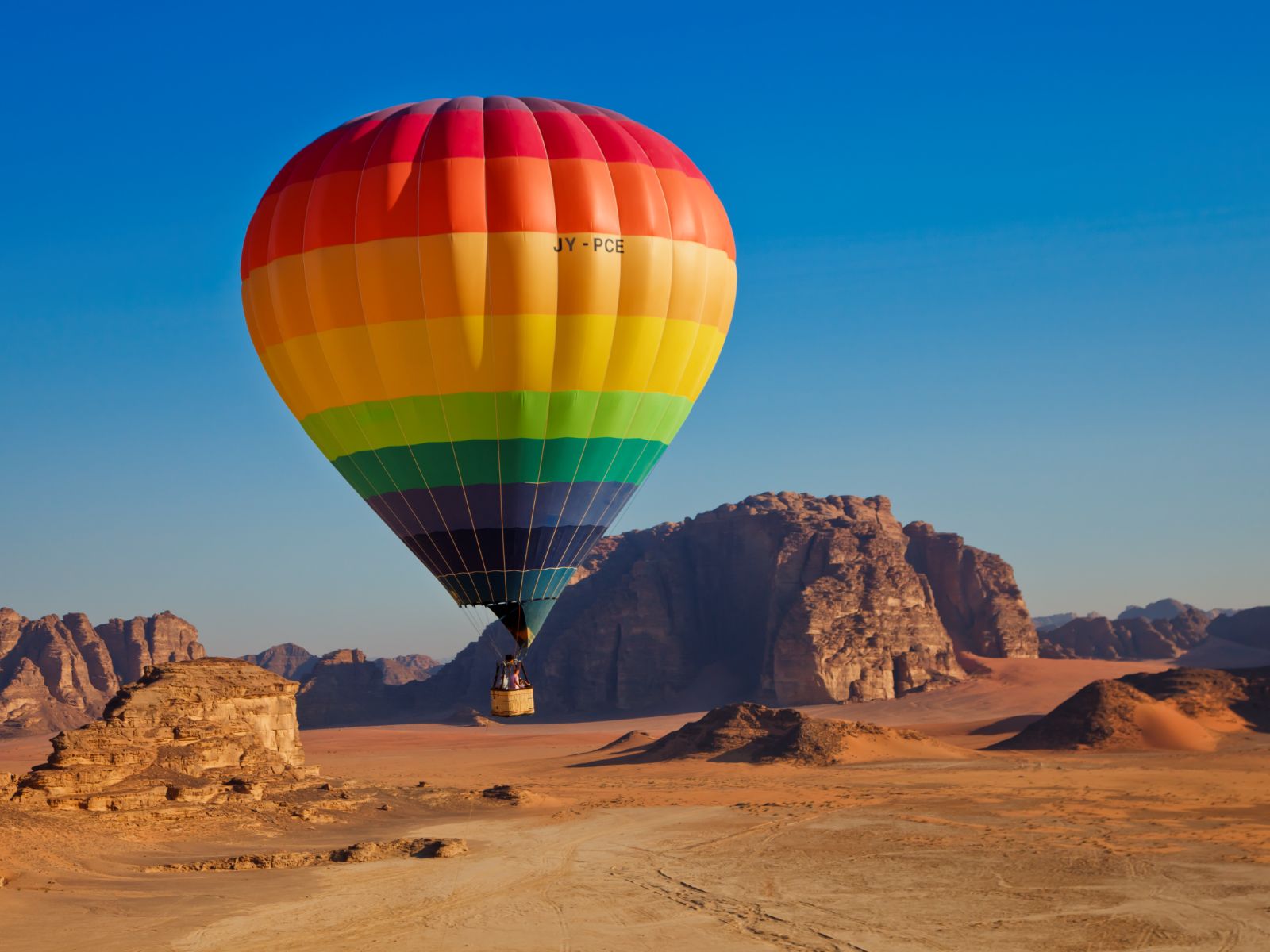 Rondreis Jordanië, Wadi Rum, rots met luchtballon