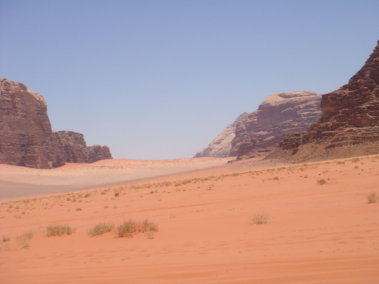 Rondreis Jordanië, Wadi Rum, woestijn en rotsen veraf