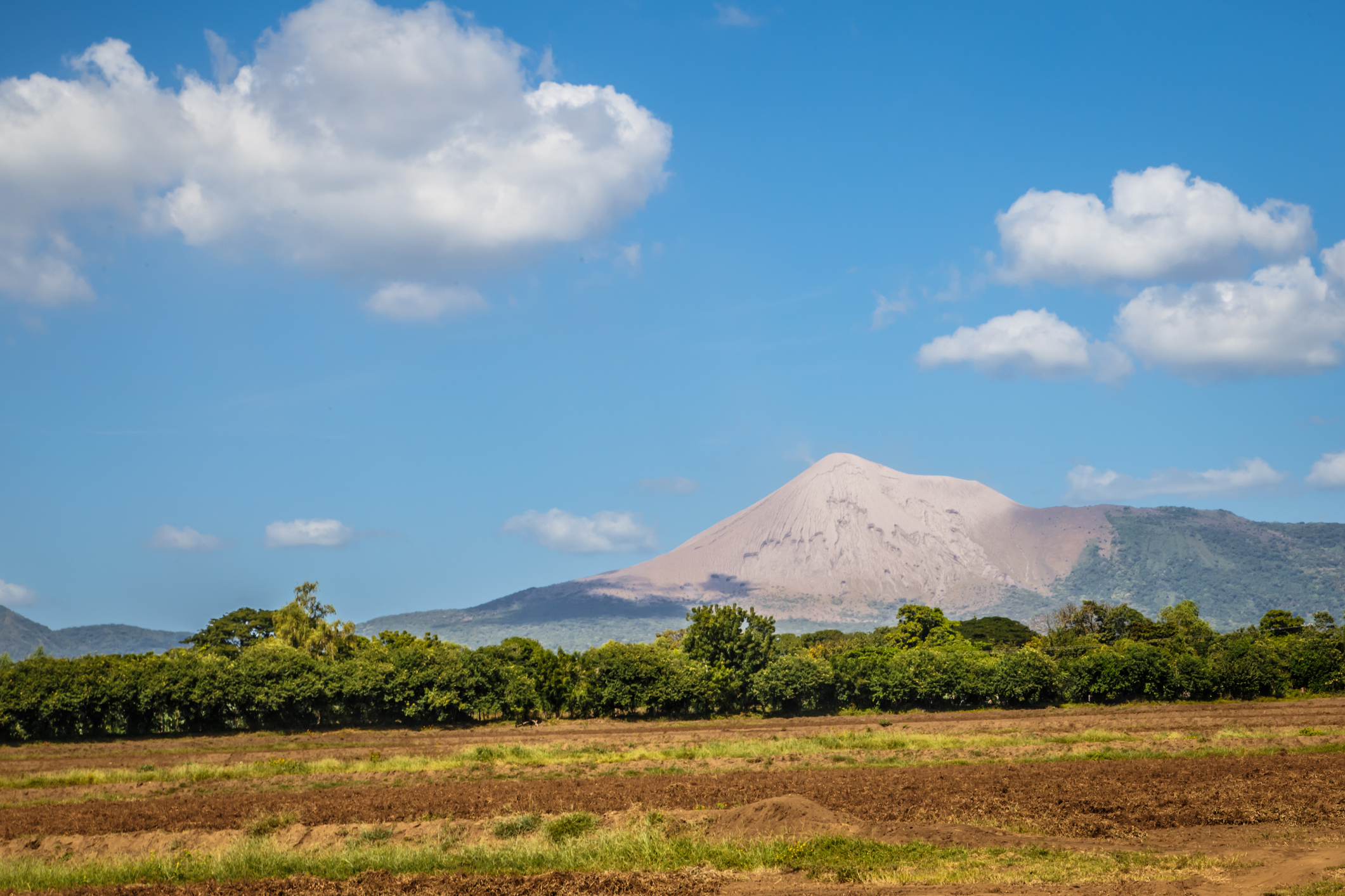 Rondreis Nicaragua, Telica vulkaan met blauwe lucht