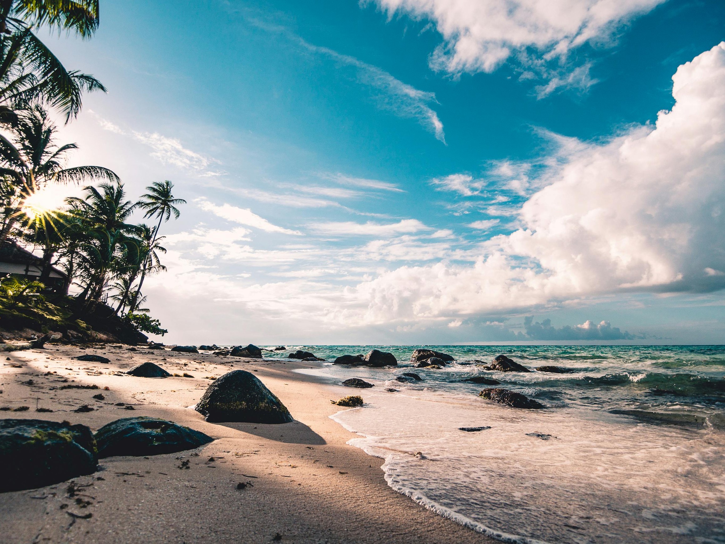 Rondreis Nicaraqua, strand met rotsen