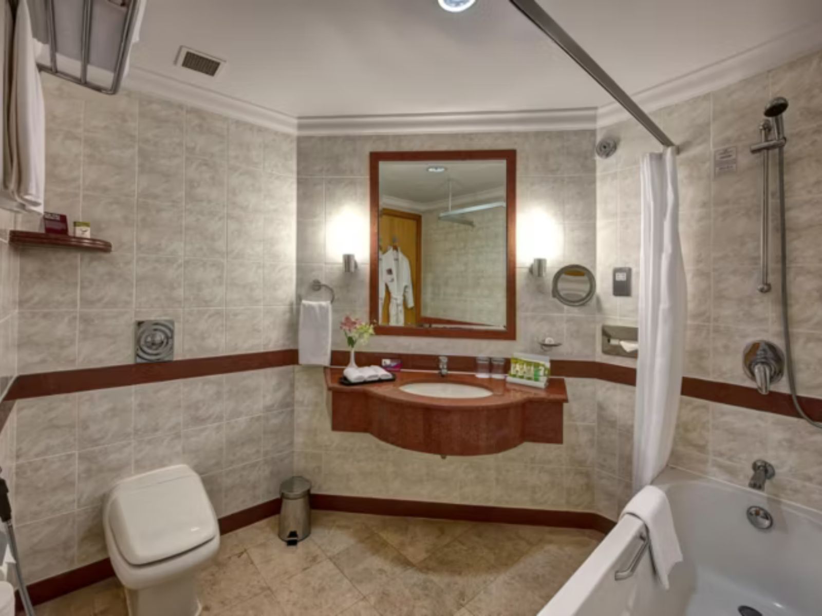 Rondreis Oman, Salaha, Crowne Plaza Salalah, badkamer