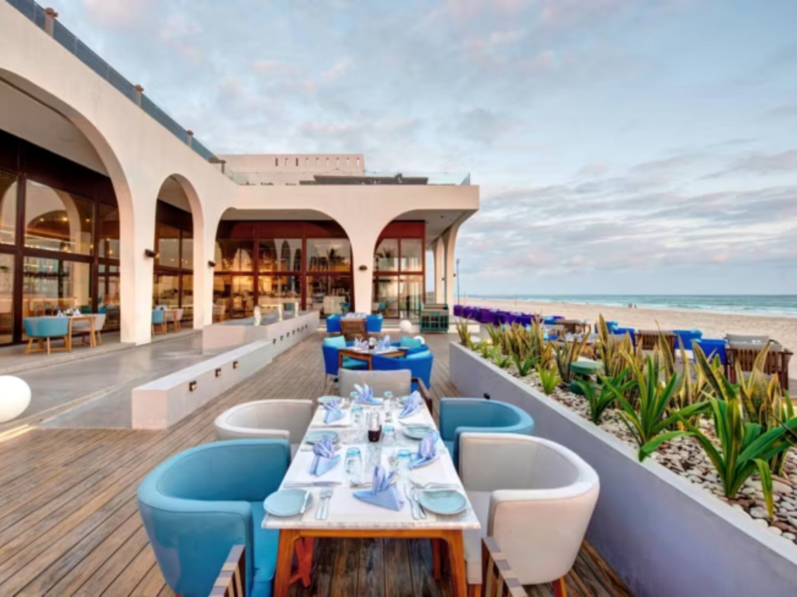 Rondreis Oman, Salalah, Crowne Plaza Salalah, restaurant buiten