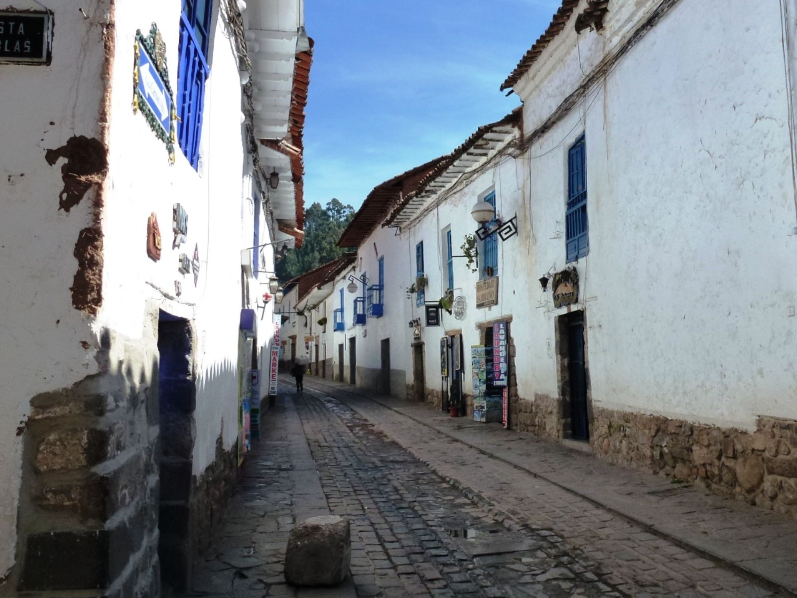 Rondreis Peru, Cusco, straat witte huizen