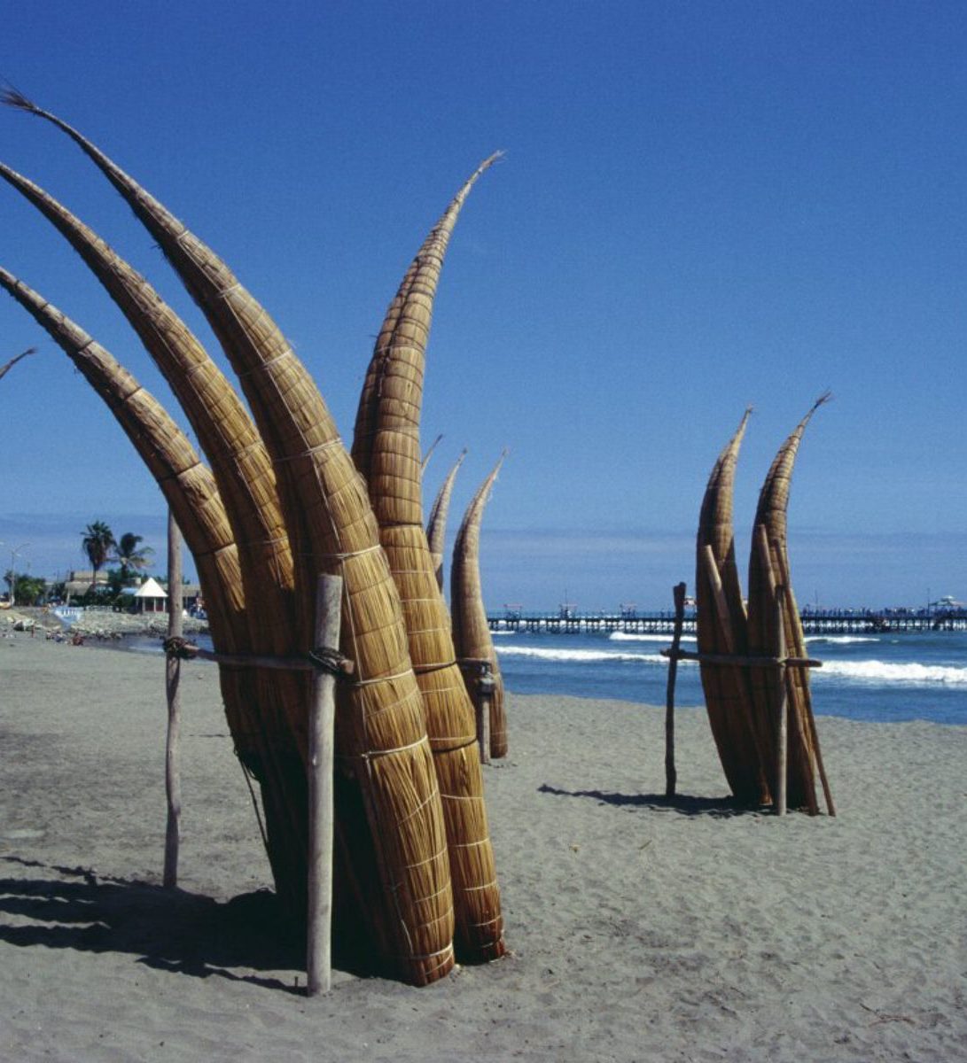 Rondreis Peru, Huanchaco, strand met pier op achtergrond