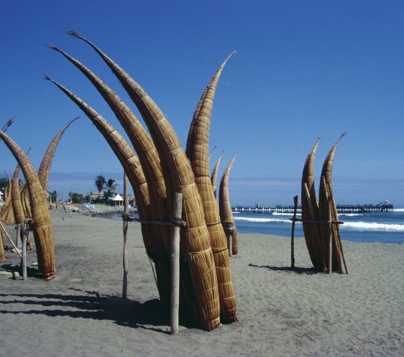 Rondreis Peru, Huanchaco, strand met pier op achtergrond
