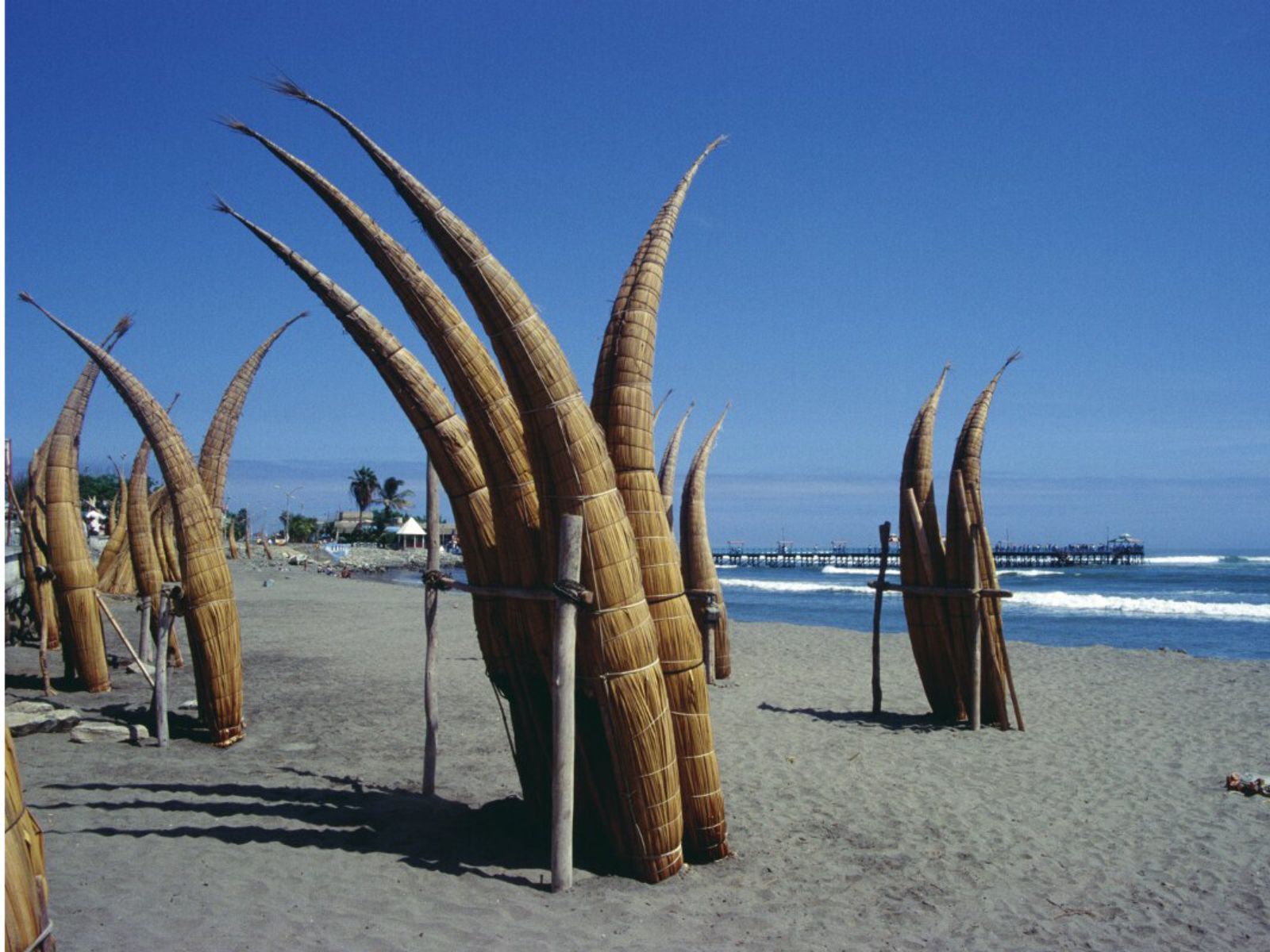 Rondreis Peru, Huanchaco, strand met pier op achtergrond