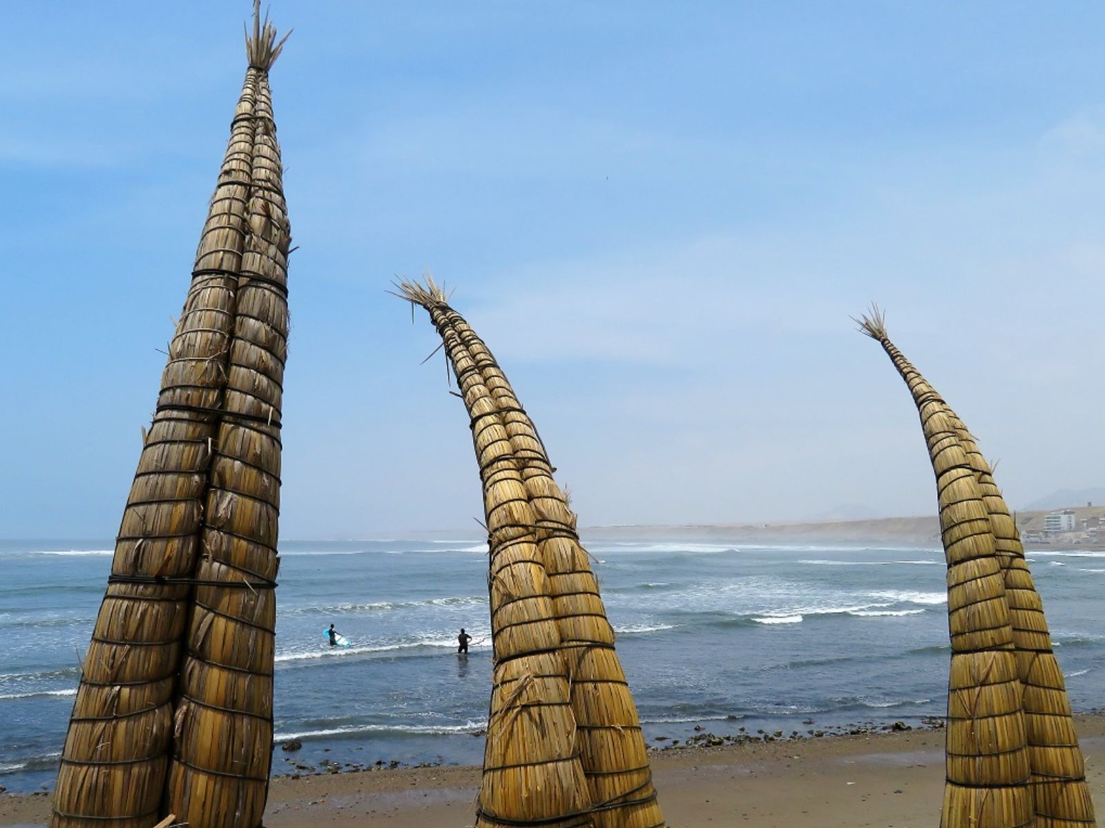 Rondreis Peru, Huanchaco, strand met stekels