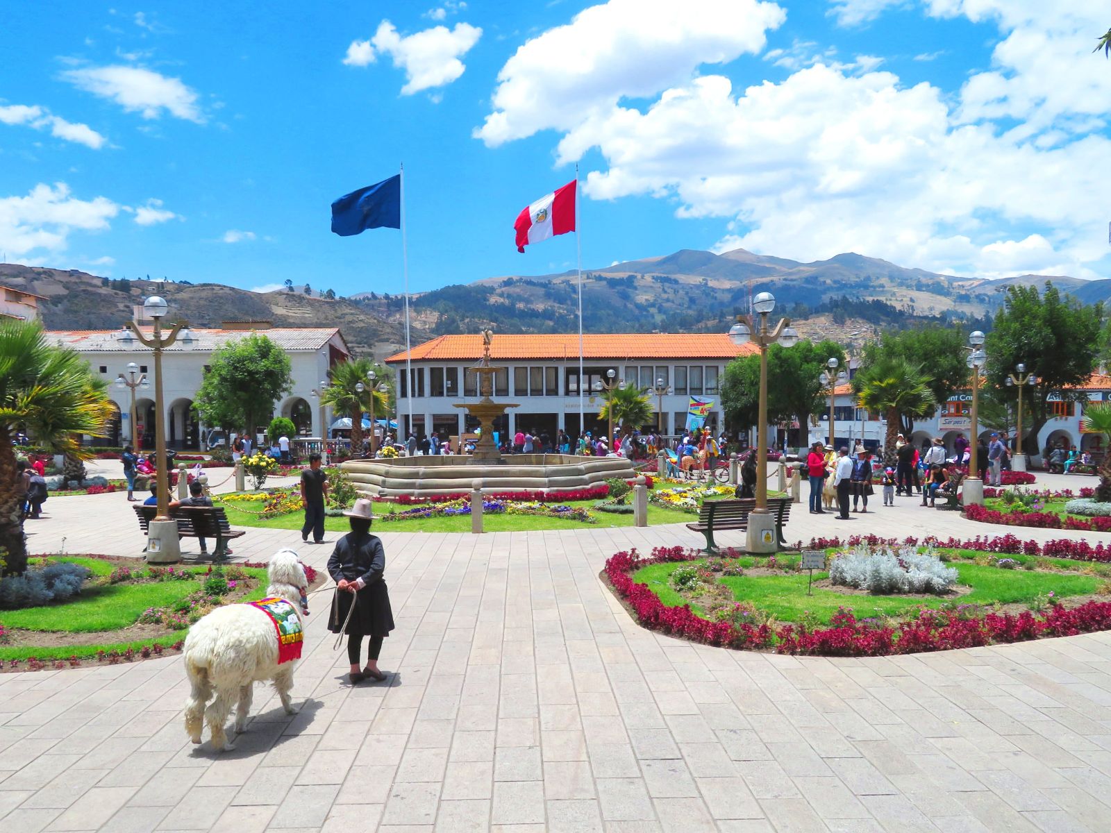 Rondreis Peru, Huaraz, plein in stad