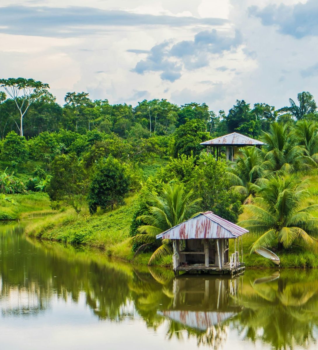 Rondreis Peru, Iquitos, rivier met vallei op achtergrond