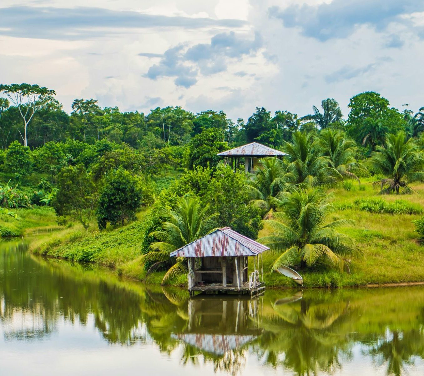 Rondreis Peru, Iquitos, rivier met vallei op achtergrond