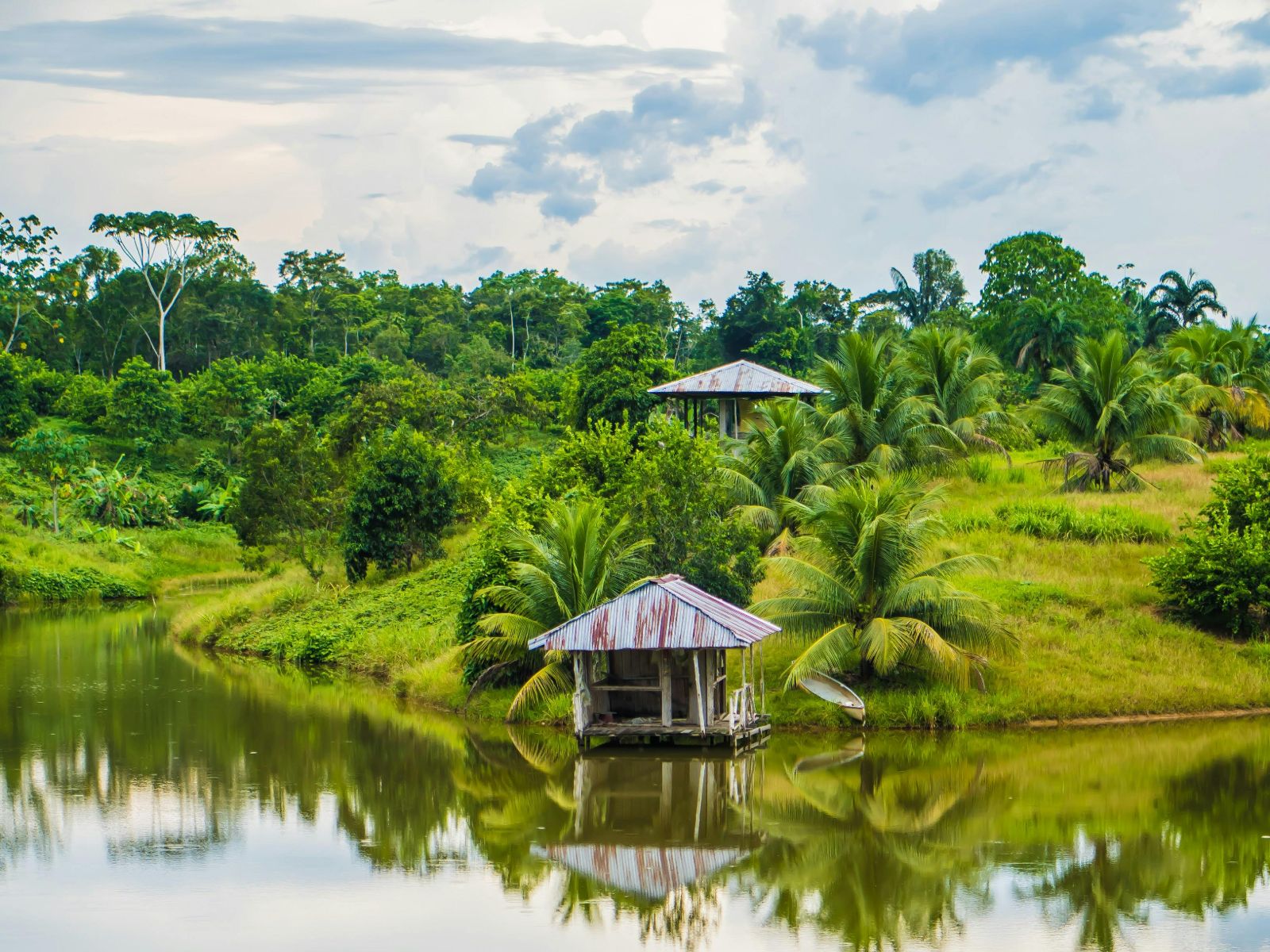 Rondreis Peru, Iquitos, rivier met vallei op achtergrond