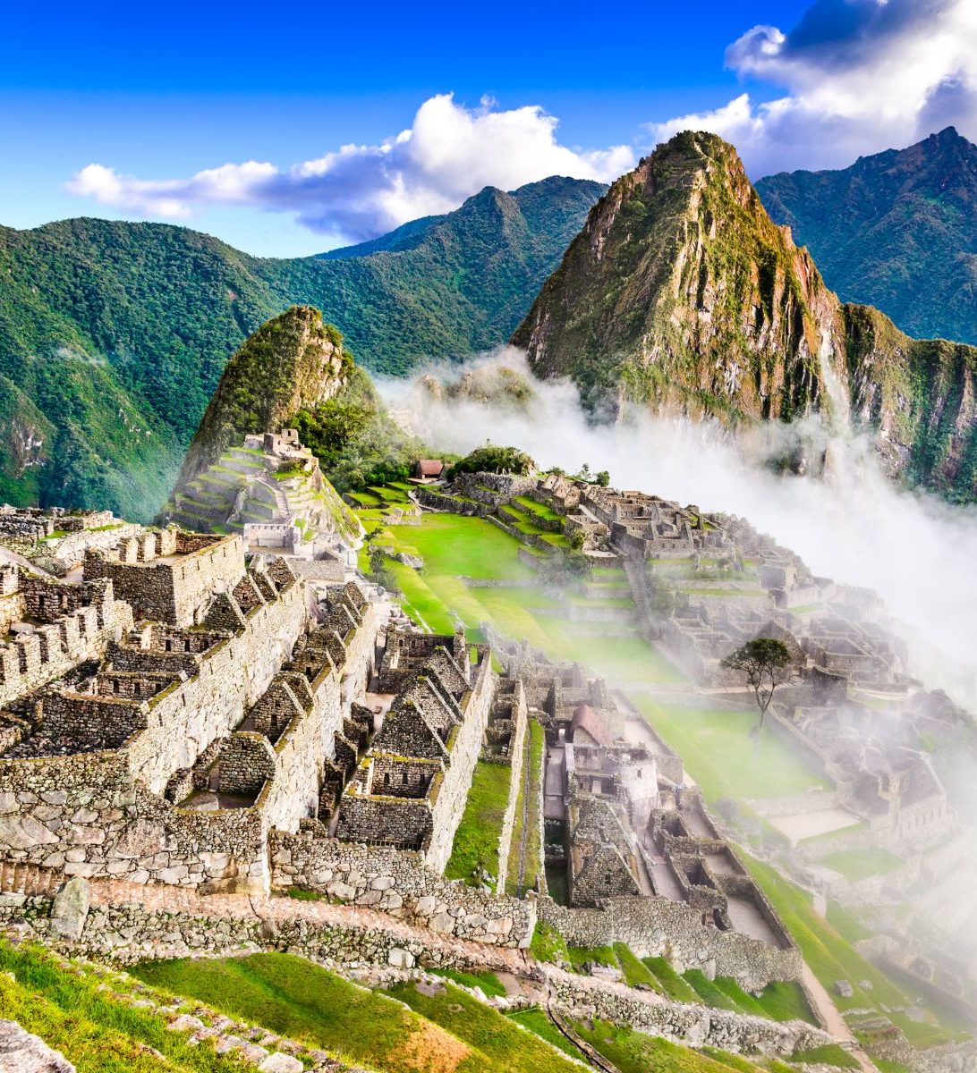 Rondreis Peru, Machu Picchu ruïne met wolken