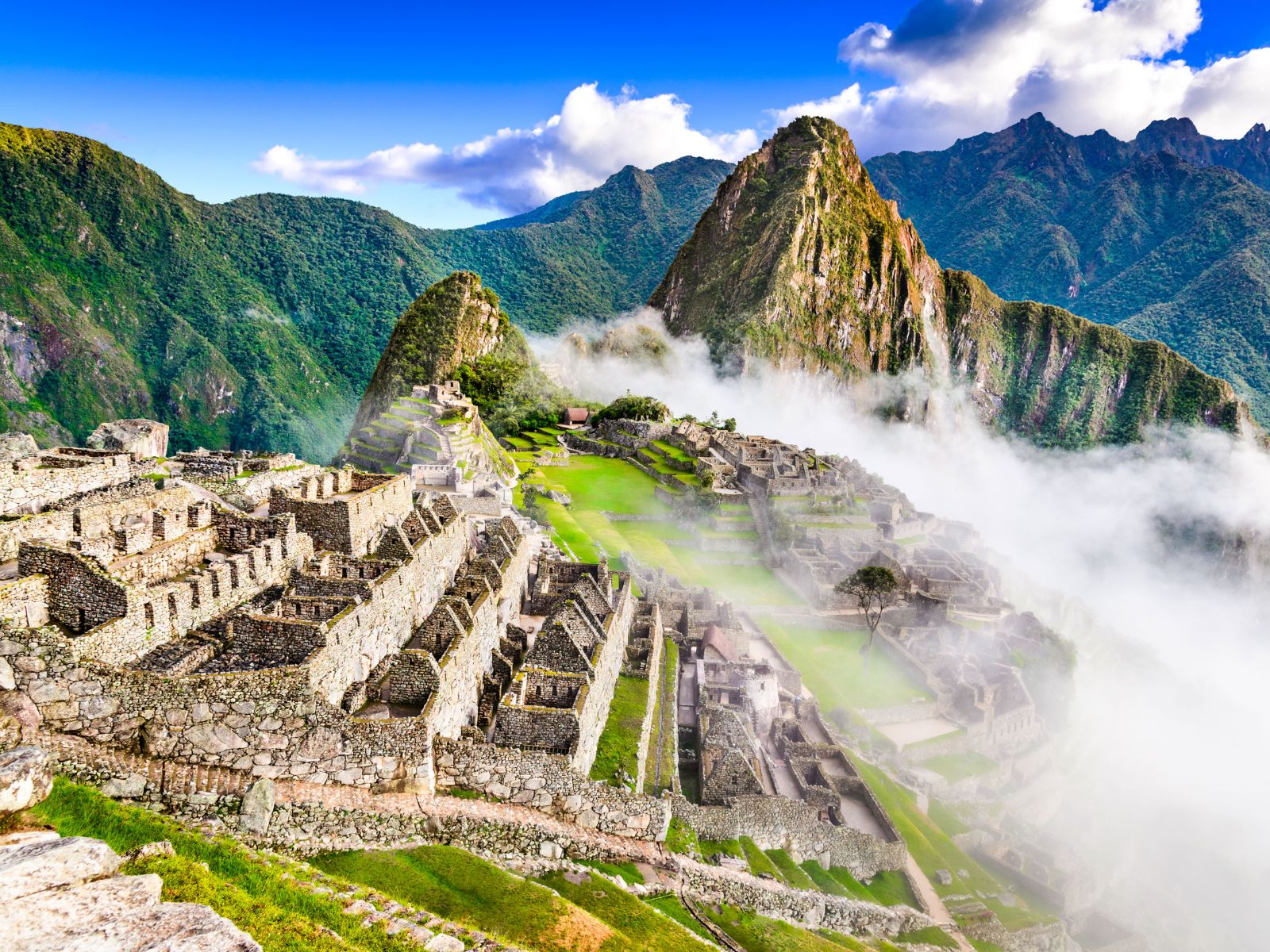Rondreis Peru, Machu Picchu ruïne met wolken