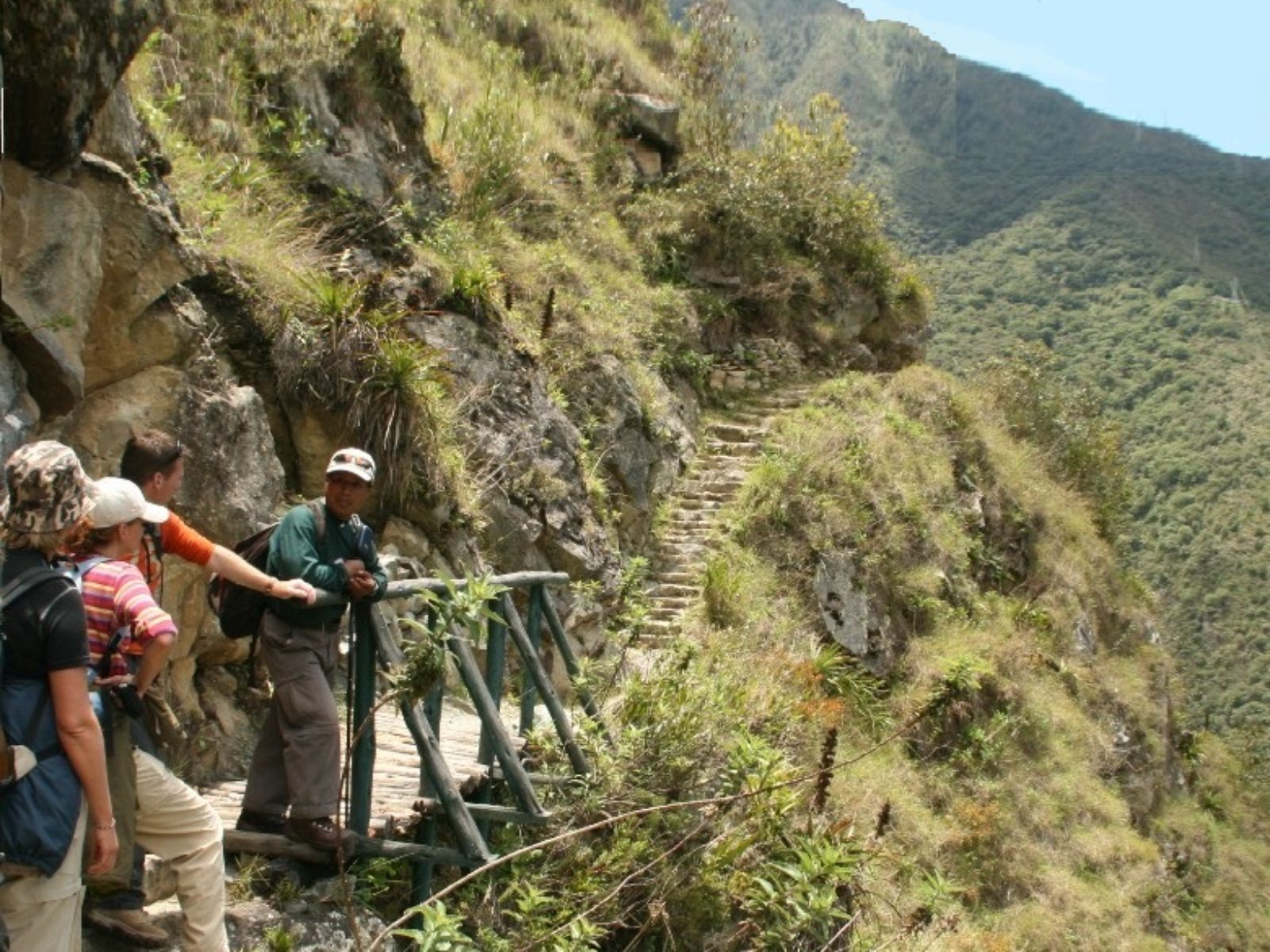 Rondreis Peru, inca trail Hike over brug met groep mensen