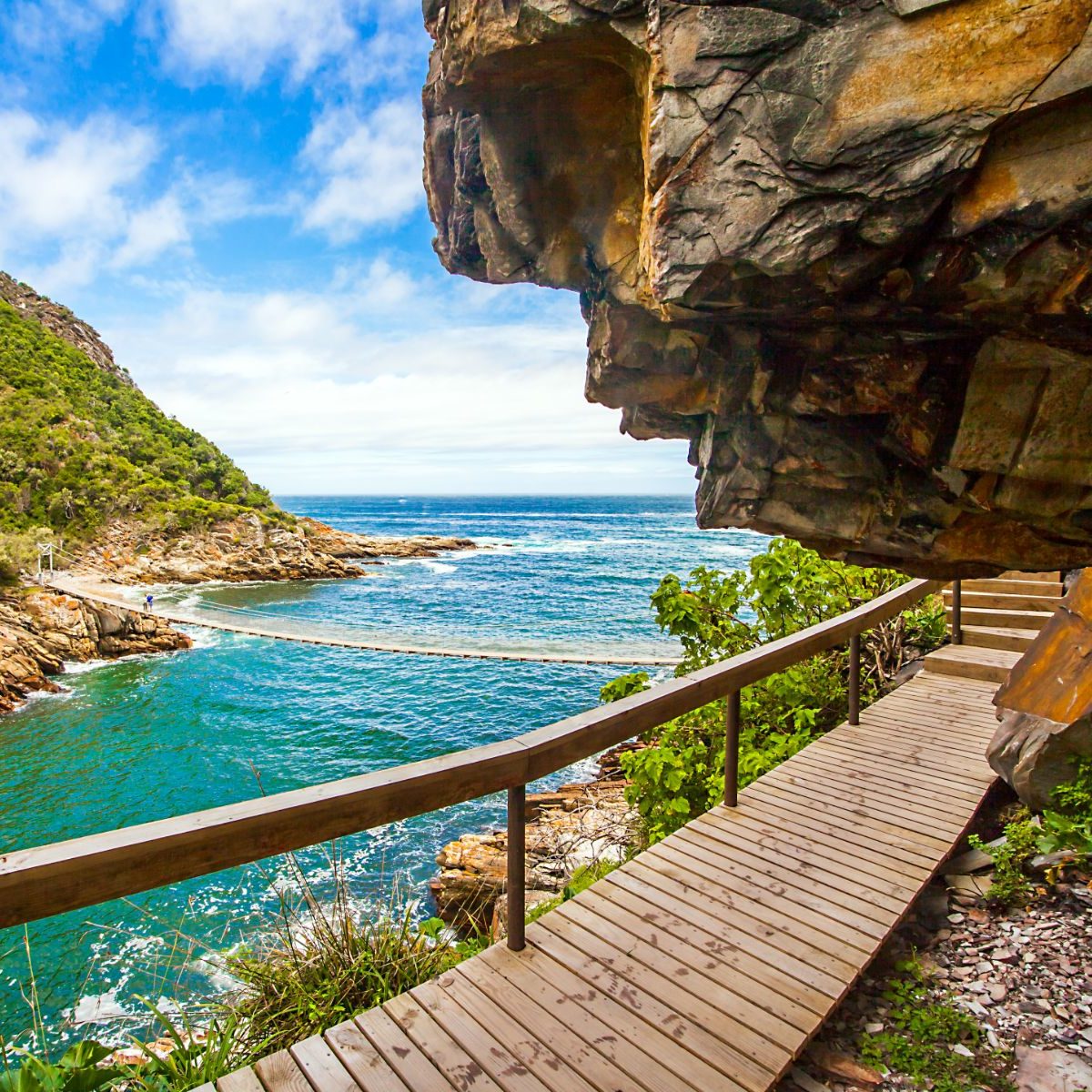 Rondreis Zuid-Afrika, Tsitsikamma National Park bergen met uitkijk brug en water