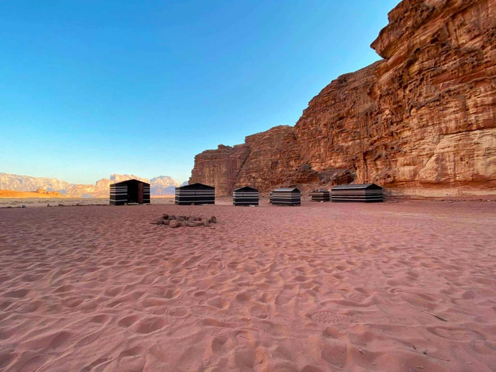 Tentenkamp in de Wadi Rum woestijn in Jordanië pexels