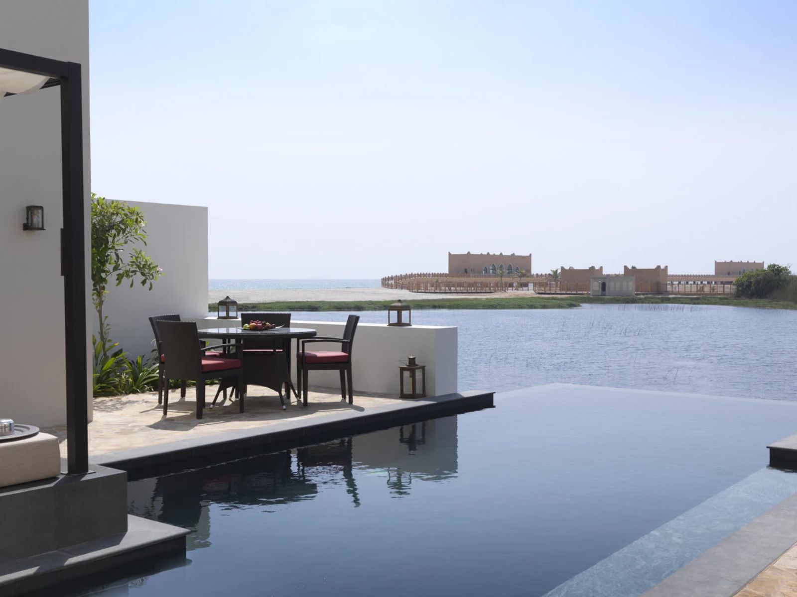 Rondreis Oman, Salalah, Anantara Al Baleed, terras met zwembad