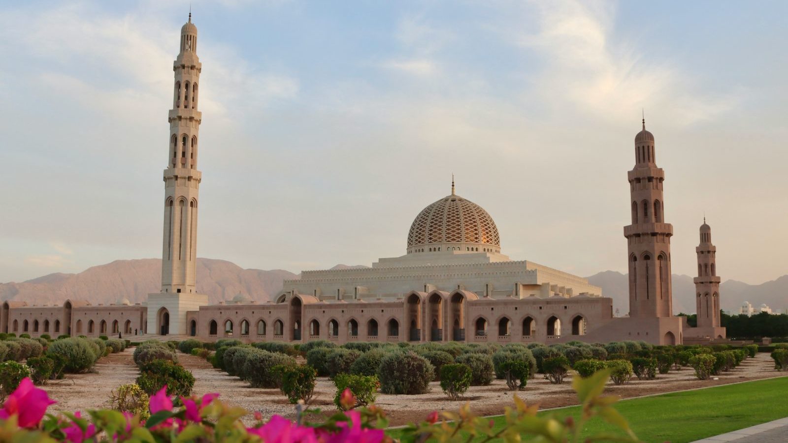 rondreis oman, muscat Sultan Qaboos Grand Mosque buitenaanzicht
