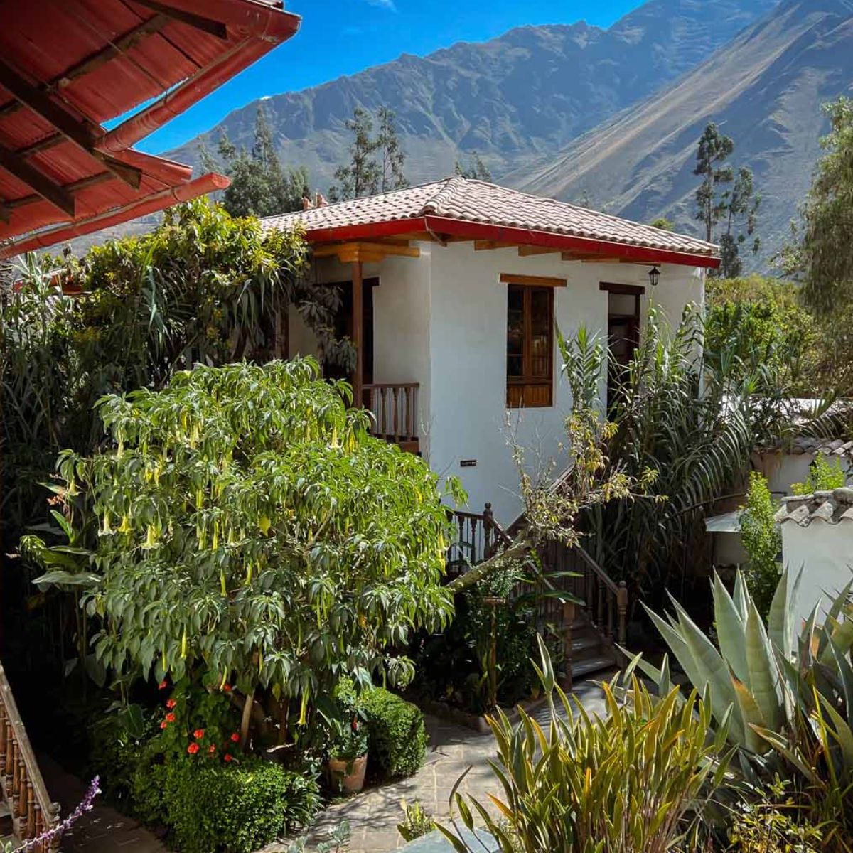 rondreis peru, ollantaytambo (sacred valley), el albergue de ollantaytambo - buitenaanzicht