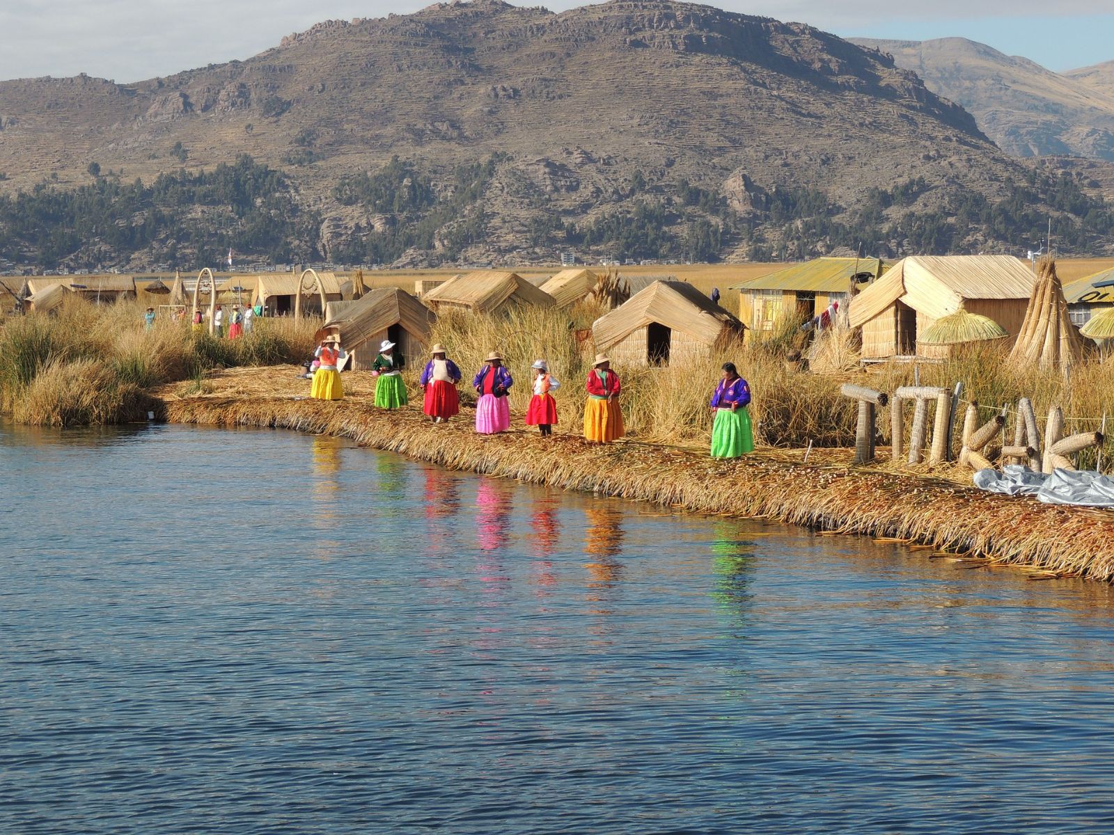 rondreis peru, puno, titicaca, bewoners op rieteiland