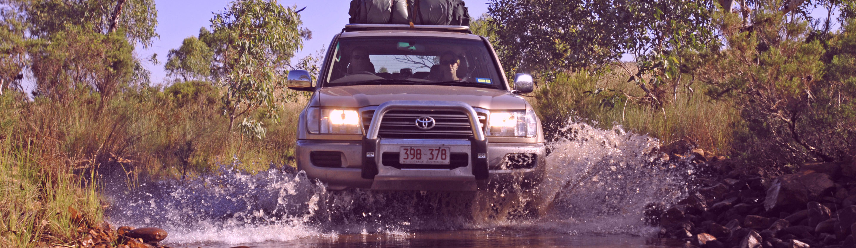 4x4-reizen-4WD-rijdt-door-een-rivier