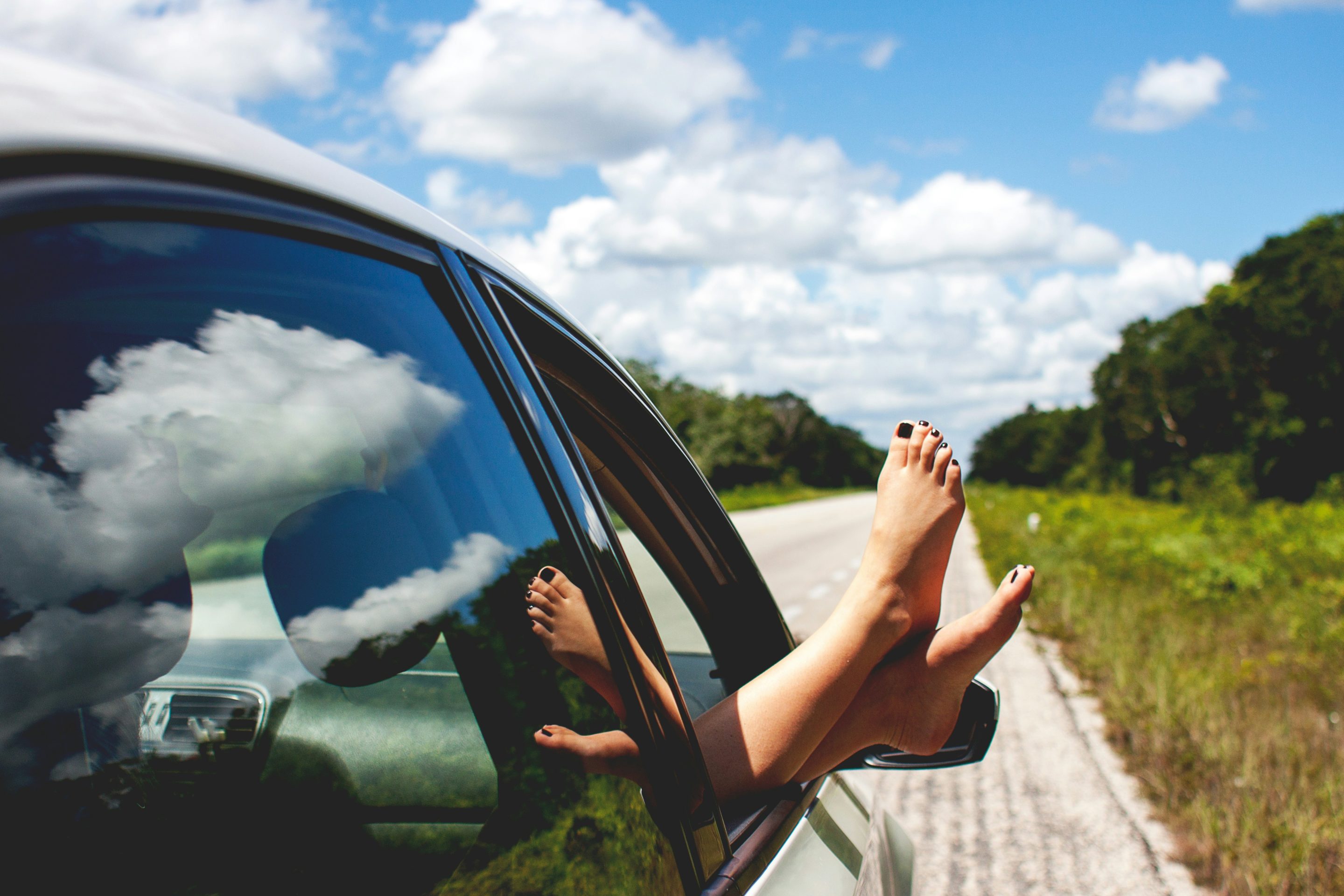 Roadtrip vrouw met voeten uit het raam