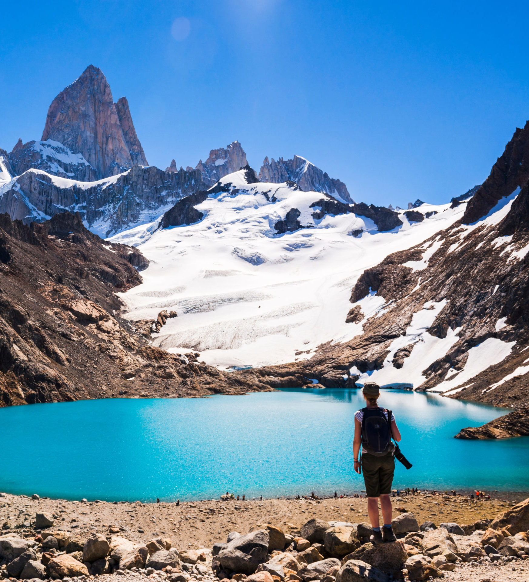 Rondreis Argentinië, El Chalten, Patagonie-hiker-kijkt-naar Mount Fitz Roy en Laguna de los Tres