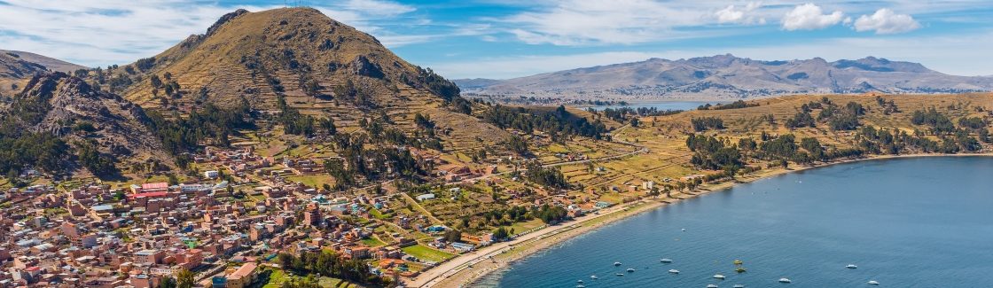 Rondreis Bolivia, Titicacameer (Copacabana), bovenaanzicht stad en meer, banner
