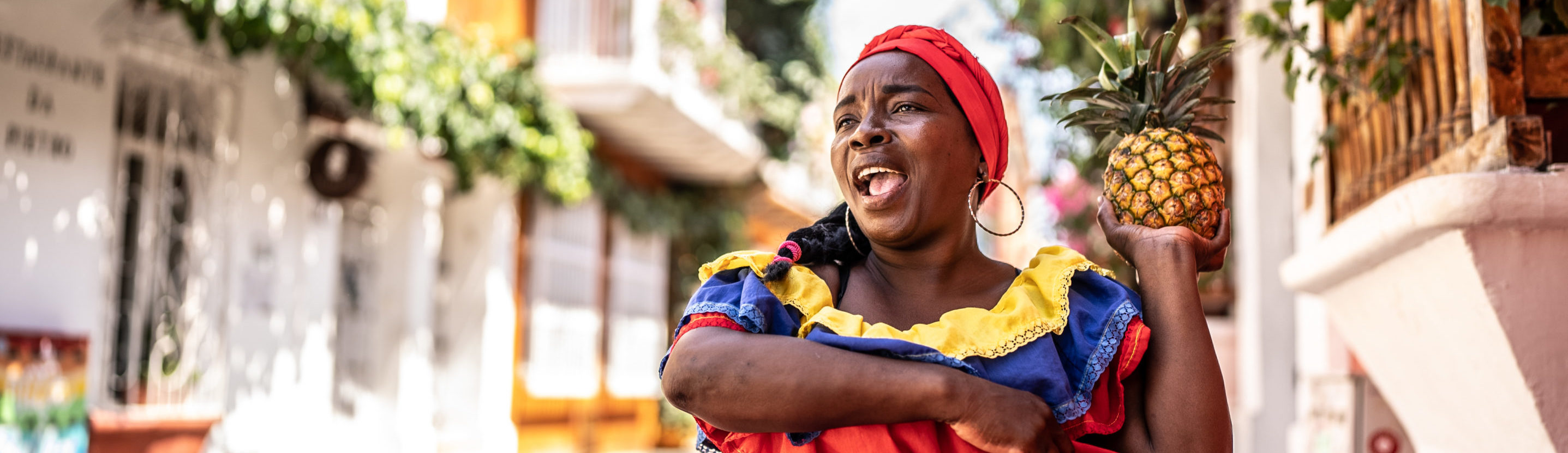 Rondreis Colombia, Cartagena, Palenquera aan het dansen op straat