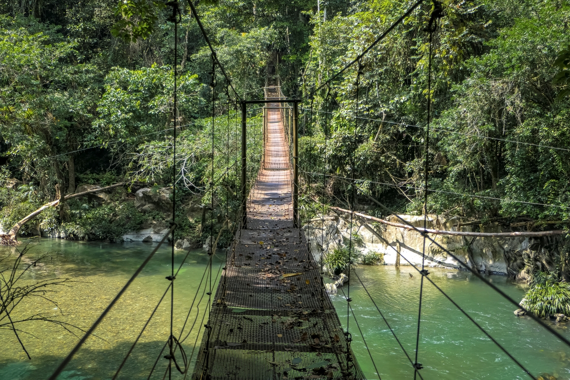 Rondreis Colombia, Río Claro, brug over rivier