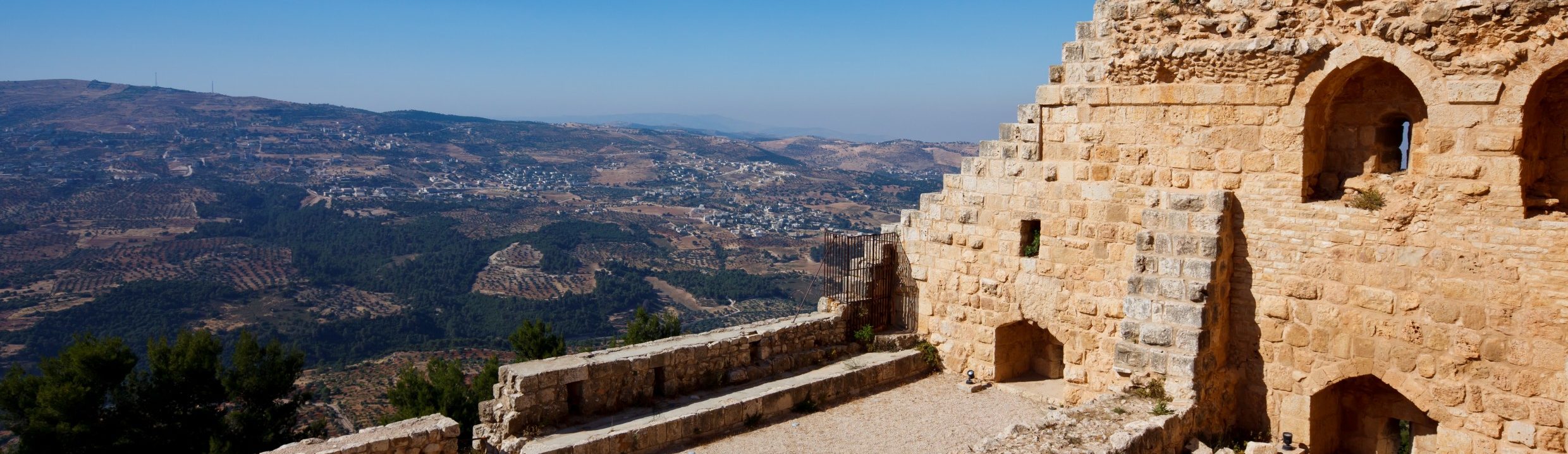 Rondreis Jordanië, Ajloun, ruinë met uitzicht van de omgeving